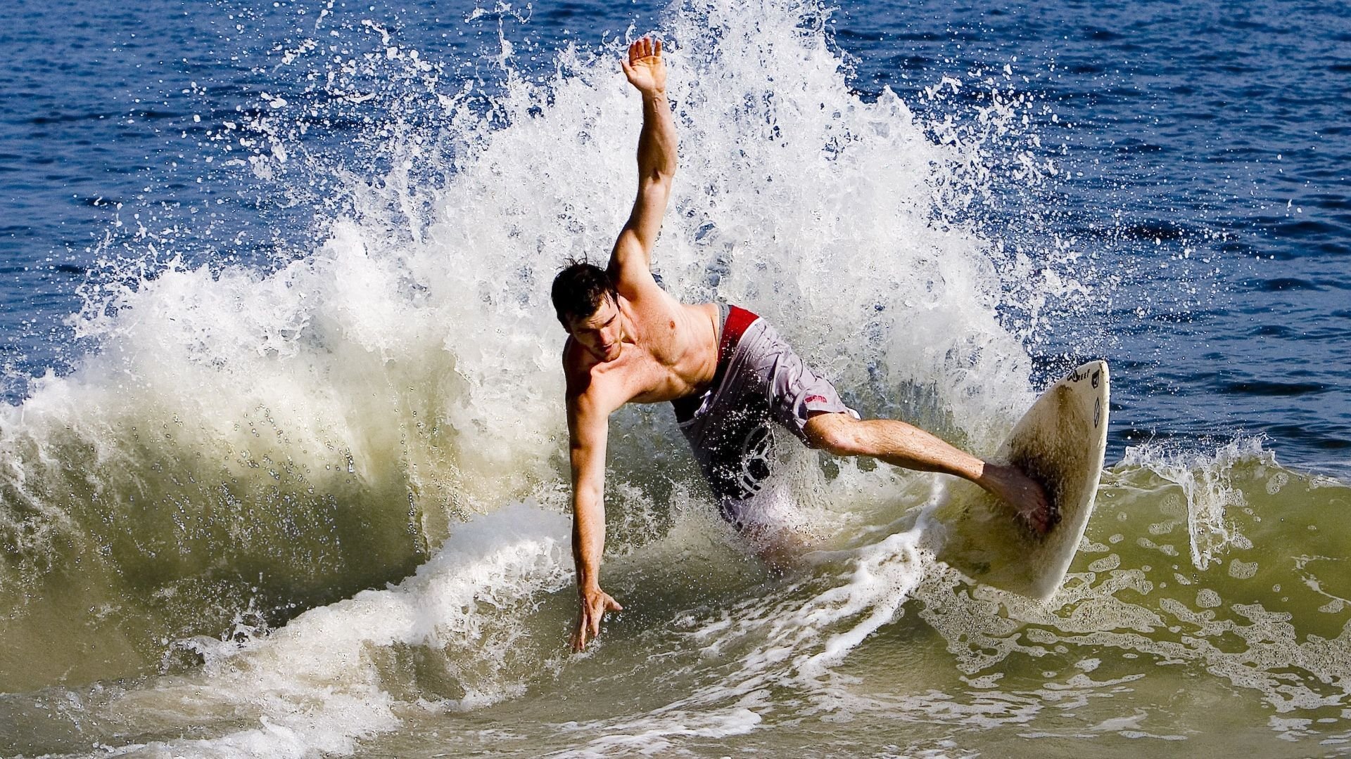 《【新玩法】电竞+音乐、电竞+电影跨界合作日益频繁》，电竞新游